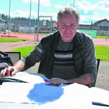 Tennis wird auch zum Wintersport - Martin Leu, Präsident des Tennisclubs Muri, ist froh, dass es nach intensiver Vorarbeit nun losgehen kann. Bild: Annemarie Keusch