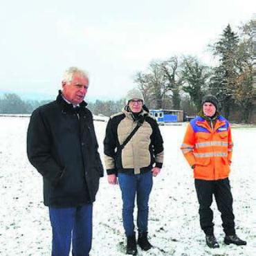 Schlammsauger für die Fische - Raymond Tellenbach, Bernhard Koch und Marco Kaufmann (v.l.) beobachten das Spektakel.
