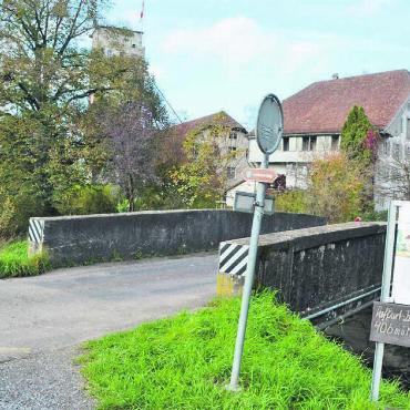 Keine Fehler im Verfahren - Diese Brücke bleibt ein Zankapfel. Einige Dottiker hatten sich darüber geärgert, dass die Besitzer des Tieffurt-Areals (im Hintergrund) an der «Gmeind» anwesend waren, obwohl sie nicht stimmberechtigt sind. Die Beschwerde wurde abgewiesen. Bild: Archiv