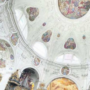 Besuch in der Klosterkirche - Die Teilnehmenden zeigten sich beeindruckt von den Ausführungen und den Bauten. Bild: zg