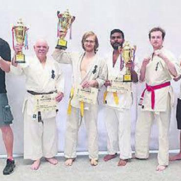 Der älteste Teilnehmer - Die Angliker (von links): Peter Hubschmid (Coach), Martin Berlinger, Nick Riva, Pavidiran Ramanathan, Marcel Lüthi und Benjamin Karasek (Coach). Bild: zg