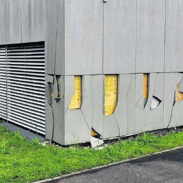 Spur der Zerstörung - Bereits in der Nacht auf den Karfreitag wurde die Fassade der Kantonsschule beschädigt. Bilder: Chregi Hansen
