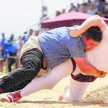 «Ich bin jetzt Eidgenosse» - Am Aargauer Kantonalschwingfest in Beinwil im letzten Jahr gab Lukas Döbeli Vollgas und holte Rang 5a. Hier sieht man ihn auf dem Weg zum Gestellten gegen Thomas Stüdeli. Kann er auch am Guggibad-Schwinget auftrumpfen?