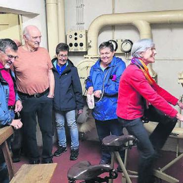 Immer wieder Thema für Streit - Das Notstromaggregat im Luftschutzbunker musste mit Muskelkraft per Velo angetrieben werden. Die Anlage steht noch, Strom produziert sie keinen mehr.