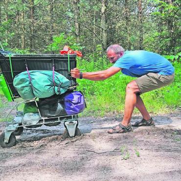 Zu Fuss nach Moskau - Alles andere als ein Spaziergang. Auf der Reise durch acht Länder musste sich Christian Zimmermann immer wieder mit anderen Bedingungen auseinandersetzen. So wie hier in Polen, wo er auf einer Sandpiste unterwegs war. Bild: zg