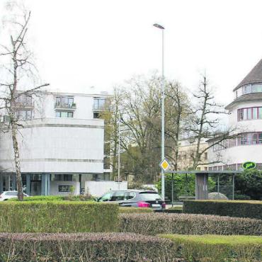 Weiteren Schaden abwenden - Ein weiteres Mal ist der Kanton Aargau von einer grossen Bankenzusammenlegung betroffen: Wie sieht die Zukunft der CS-Filialen, beispielsweise in Wohlen (links), nach der Übernahme durch die UBS (rechts) aus? Bild: Monica Rast