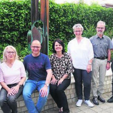 Vom Projekt zur Dienstleistung - Präsidentin Monika Stutz, Rösli Trottmann, Erich Leu, Brigitte Keusch, Gabriela Schönenberg, Michael Rahn und Stephan Meyer (von links) sind von der Tagesfamilienvermittlung überzeugt. Bild: Susanne Schild