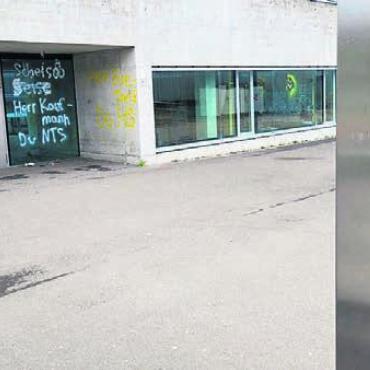 Spur der Zerstörung - Das Schulhaus Bünzmatt ist immer wieder von Vandalenakten betroffen. Dazu kamen diesmal auch verschiedene Schmierereien.