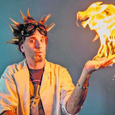Publikum hat Feuer gefangen - Raphael Oldani alias Professor Bummbastic ist wieder auf der Bühne unterwegs. Mit im Gepäck eine ganze Reihe neuer Experimente: mal explosiv und spektakulär, dann wieder wunderbar schön und still. Bild: René Tanner