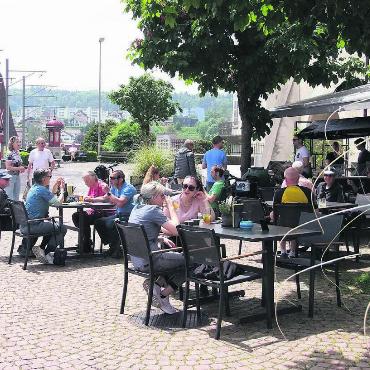 Draussen wirten bis 23.59 Uhr? - Die schönen Tage verlocken zum Draussen-Sitzen – auch in den Bremgarter Restaurants und Bars. Doch wie und wie lange draussen gewirtet werden darf, ist durch zahlreiche Vorschriften geregelt. Bild: Bernadette Oswald