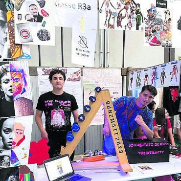Bunt, bunter, Bünzmatt - An Ständen präsentieren Schüler die Werke ihrer Klasse.