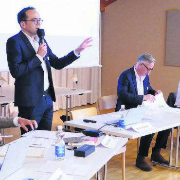 Wieder in geordneteren Bahnen - Murimoos-Geschäftsführer Michael Dubach erzählt aus dem Murimoos-Alltag. Auch der Vereinsvorstand hört aufmerksam zu. Bilder: Richard Gähwiler