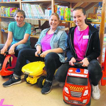 Globi kommt zur Geburtstagsparty - Astrid Lang, Sabine Hüsser und Dalija Smoljo (von links) freuen sich auf ein tolles Jubiläumsfest. Bild: Susanne Schild