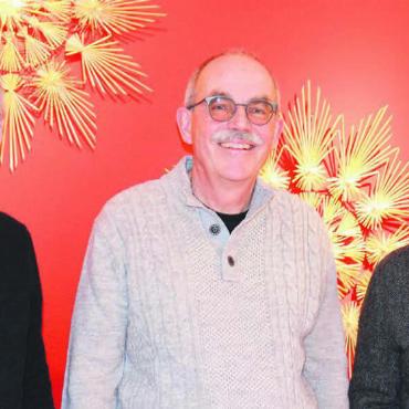 Stroh, Sterne und zwei Kenner - Die Strohindustrie und -kunst ist ein wichtiges Thema im Freiamt. Dies sind sich (v. l.) Eddy Schambron, Daniel Güntert aus Wohlen und Rudolf Velhagen einig. Bild: Sabrina Salm