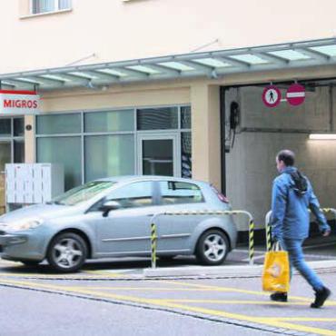 Benutzerfreundlich ist anders - Die provisorische Ausfahrt wird während der Testphase rege genutzt. Bild: mo