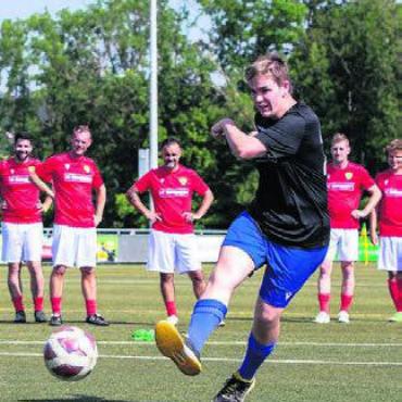 Kicken für den guten Zweck - Die Mannschaften lieferten sich ein spannendes Penalty-Schiessen.