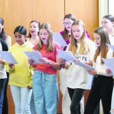 Wertvolle Unterstützung - Wunderbare Einstimmung zum feierlichen Anlass: Der Schülerchor der Bezirksschule sorgte für die musikalische Unterhaltung.