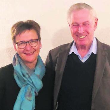 Seit sechs Jahrzehnten dabei - Die Präsidentin Susanne Frick ehrt Gerold Hänggi. Er ist seit 60 Jahren treuer Sänger im Kirchenchor. Bild: zg