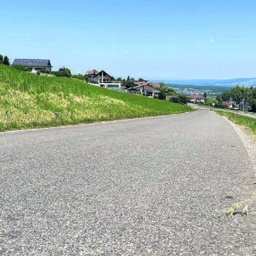 Niesenbergstrasse braucht Sanierung - Sie ist in die Jahre gekommen und soll darum restauriert werden: die Niesenbergstrasse von Hinterbühl in Richtung Bettwil. Bild: Annemarie Keusch