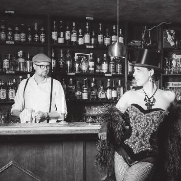 Vielfalt als Visitenkarte - KimSka präsentiert zusammen mit Jenny eine Burlesque-Show.