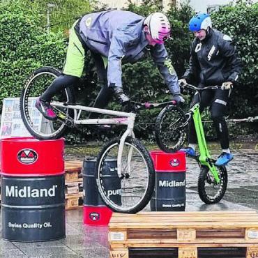 Petrus als Spielverderber - Adi Weber (links) und Mathias Hilfiker demonstrierten im Regenwetter, welche Tricks mit einem Trial-Velo möglich sind. Bild: zg