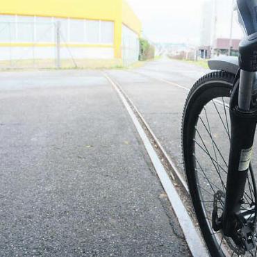 Gleise werden endlich entfernt - An dieser Stelle hat schon mancher Radfahrer einen Sturz hingelegt. Jetzt werden die nicht mehr benötigten Gleise entfernt. Bild: chh