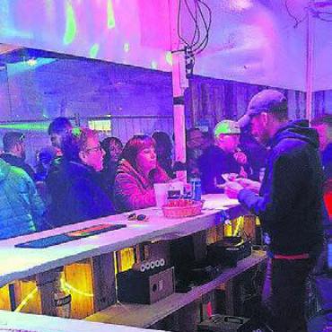 Beste Werbung für Verein - Die Bar in der Eisdisco war am Freitag und Samstag sehr gut besucht.