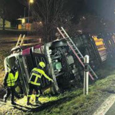 Im Bachbett gelandet - Wieso der Lenker mit seinem Lastwagen von der Strasse abkam, ist unklar. Die Bergungsarbeiten gestalteten sich jedoch sehr aufwendig. Bild: pz