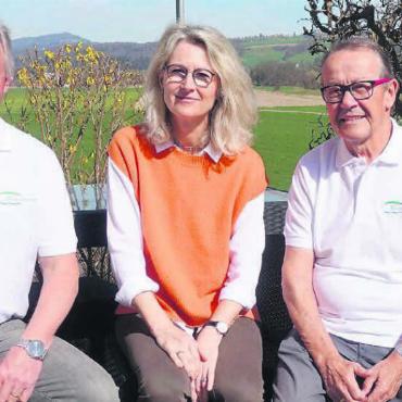 Mit neuem Schwung - Die Vorstandsmitglieder von Erlebnis Freiamt Präsident Herbert Strebel, Karin Renner und Martin Nietlisbach (von rechts) stellen ein attraktives Jahresprogramm vor. Bild: Susanne Schild