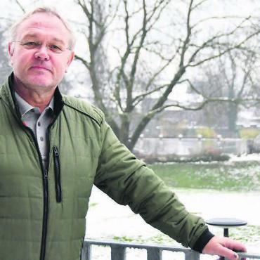 Beim Traum mithelfen - Der Schüwo-Park ist für Tobias Rohner eine coole Anlage – im Hintergrund ist die Badi zu erkennen: Als Verwaltungsratspräsident der Sportpark Bünzmatt AG will er für die Sportund Freizeitstätte auch Imagepflege machen. Bild: Daniel Marti