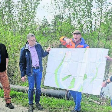 «Eine kleine Sensation» - Der Projektverantwortliche Marco Kaufmann (orange) referiert an Ort und Stelle stolz über den erfolgreichen Abschluss des Reaktivierungsprojekts der Stillen Reuss. Bilder: Marco Huwyler