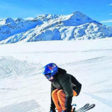 Grüsse aus den Bergen - Die Wohler Schüler geniessen eine tolle Woche im Schnee. Bild: zg