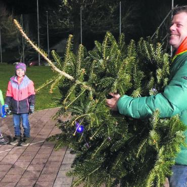 Höhenflug der Christbäume - Ob nun Speer- oder Hammerwurf: Die Technik ist frei wählbar. Nur möglichst weit fliegen soll der Weihnachtsbaum. Bild: Susanne Schild