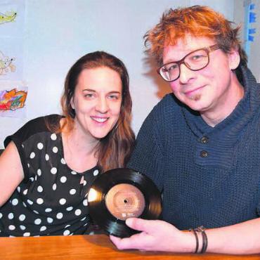 «Wir durften uns verwirklichen» - Prisca Zweifel (Text) und Lukas Stäger (Musik) präsentieren das neue Album auf Vinyl. Bilder: pd/dm