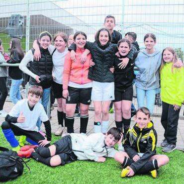 Festtag für den Fussball - Bunt gemischt: In fast allen Teams spielten Mädchen und Jungs Seite an Seite.