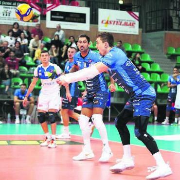Köpfli und «la dolce vita» - Kam bisher in allen 18 Spielen von Cuneo Volley zu Teileinsätzen: Tim Köpfli aus Hermetschwil-Staffeln (rechts). Bild: Margherita Leone
