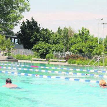 Nasser Start und viel Hoffnung - Noch ist das Schwimmbecken fast leer. Dies wird sich aber mit dem warmen Wetter schlagartig ändern.