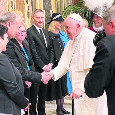 Gallati zu Besuch beim Papst - Begrüssung der Aargauer Delegation durch Papst Franziskus (hier Landstatthalter Markus Dieth). Jean-Pierre Gallati beobachtet freudig. Bild: Kanton Aargau