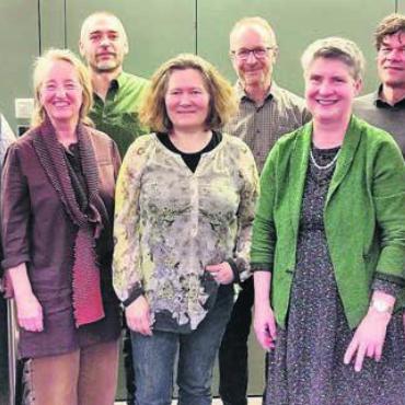 Die Stimme erheben - Strahlend inmitten von Parteikolleginnen und -kollegen: Monika Küng (Dritte von links) ist Nationalratskandidatin der Grünen. Bild: pd