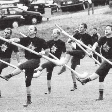 In vielen Gemeinden wird gefeiert - Originell und typisch schweizerisch: Die Turner aus Beinwil überraschen am Freiämter Cup mit einer Vorführung samt Alphorn. Bild: Archiv