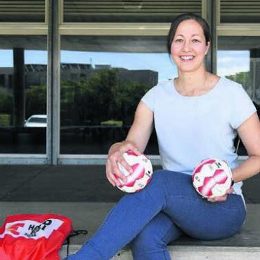 Weg mit den Bällen - Mit fünf Kindern fing Dominique Meier vor zehn Jahren in der Hofmatten halle an. Heute besuchen rund 100 Kids den Kinderhandball in Wohlen. Bild: awa