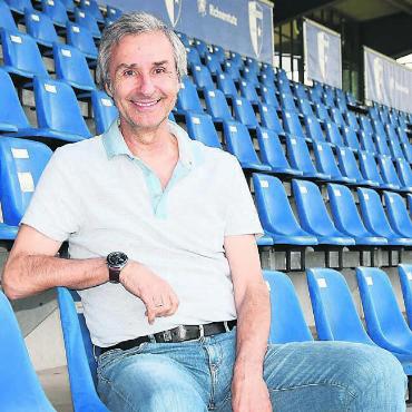 «Für mich eine Erfolgsgeschichte» - Ryszard Komornicki auf der Tribüne im Stadion «seines» FC Wohlen: «Ich habe mich immer zu hunderttausend Prozent mit dem FC Wohlen identifiziert.» Bild: Daniel Marti