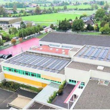 Besser als budgetiert - Photovoltaikanlage der Schulanlage Hof. Bild: zg