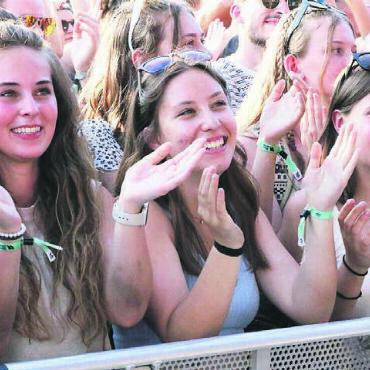Im Rampenlicht und Hintergrund - Diese drei jungen Frauen waren bei Seven in der ersten Reihe sichtlich begeistert.