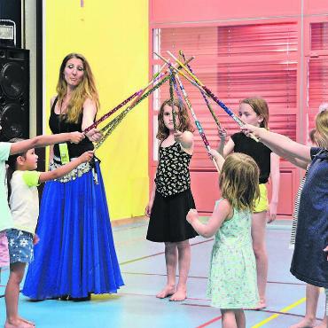 Menge ist nicht entscheidend - Sich fühlen wie im Orient. Die Kinder lernten mit Begeisterung einen einfachen orientalischen Tanz. Bilder: Annemarie Keusch