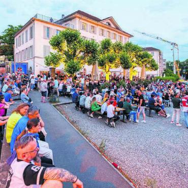 Die perfekte Jubiläumsparty - Beim «Marco Polo» versammelten sich die meisten Menschen. Bilder: Simon Huwiler