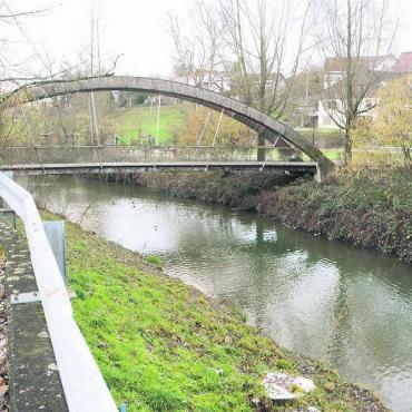 Alle sollen profitieren - Eines der Herzstücke: Im bestehenden Bünzpark soll der Zugang zum Wasser ermöglicht werden. Mit Sitzstufen, Findlingen und einem neuen Sitzplatz soll ein neuer Begegnungsplatz am Wasser geschaffen werden. Bild: Chregi Hansen