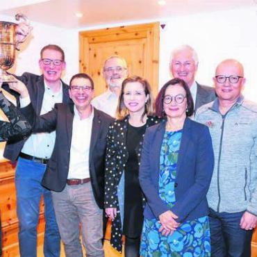 Neuer Elan dank Captain Jauslin - Ein Teil der Schweizer Delegation präsentiert den Pokal der Nationenwertung: der neue Captain der Schweizer Parlamentarier, Matthias Jauslin aus Wohlen (Vierter von links), mit seinem erfolgreichen Team. Bild: snow-world.ch / Marcel Giger