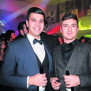 Sause mit Stil - Auch Alex Salzmann (links) und Joel Frei machten sich chic für die Bond-Night.
