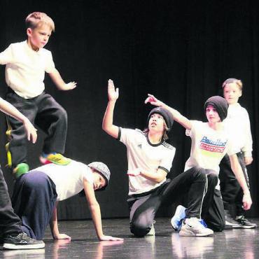 Emotionen und tolle Menschen - Die Breakdance Kids geben ihr Bestes auf der Bühne.